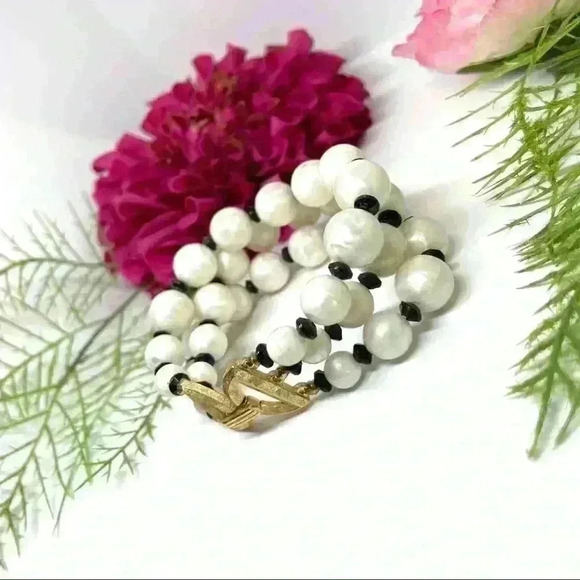 VINTAGE⚜️RARE TRIFARI CROWN Pearlescent Acrylic Beaded Bracelet - Picture 4 of 9